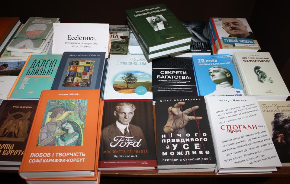 книги на вітрині