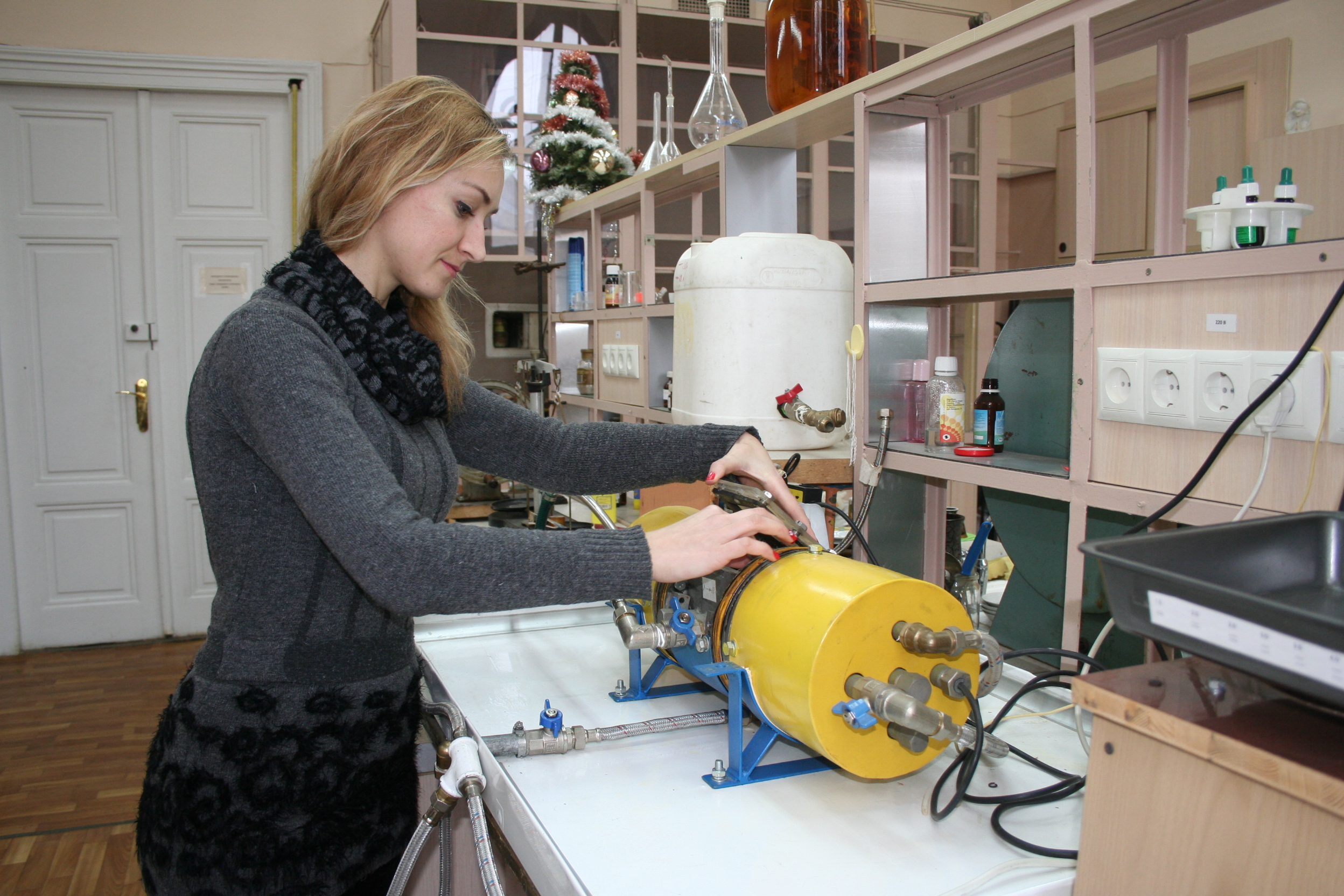 в лабораторії