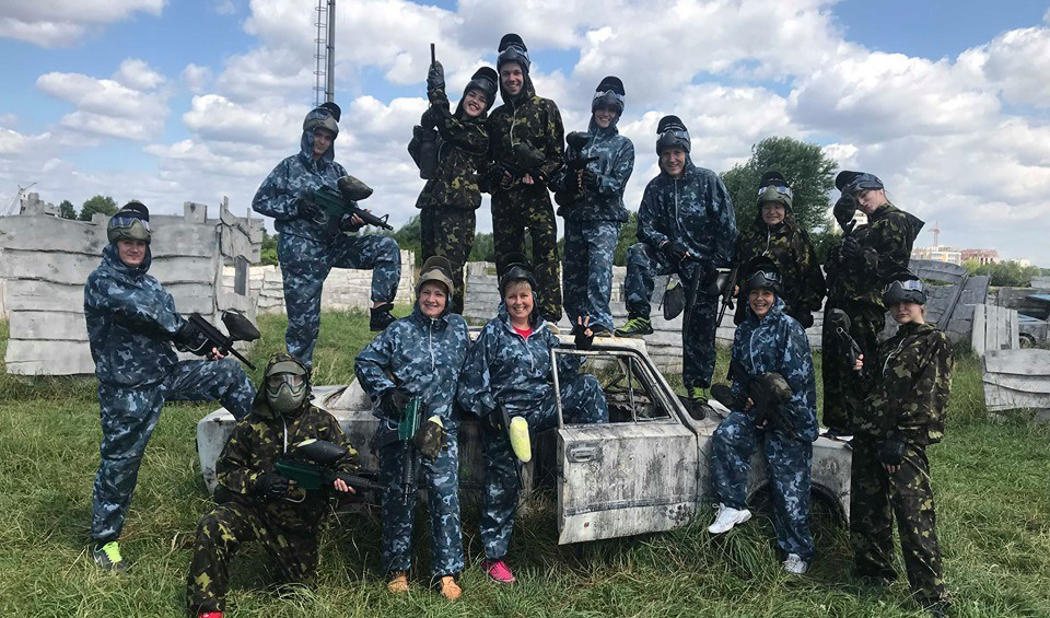 випускники МПА грають у пейнтбол