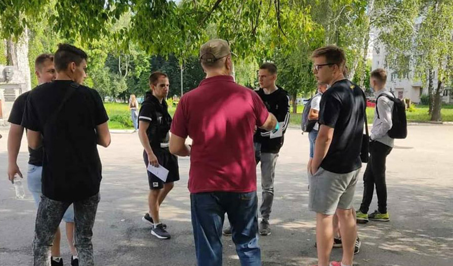 працівник кафедри агітує випусників