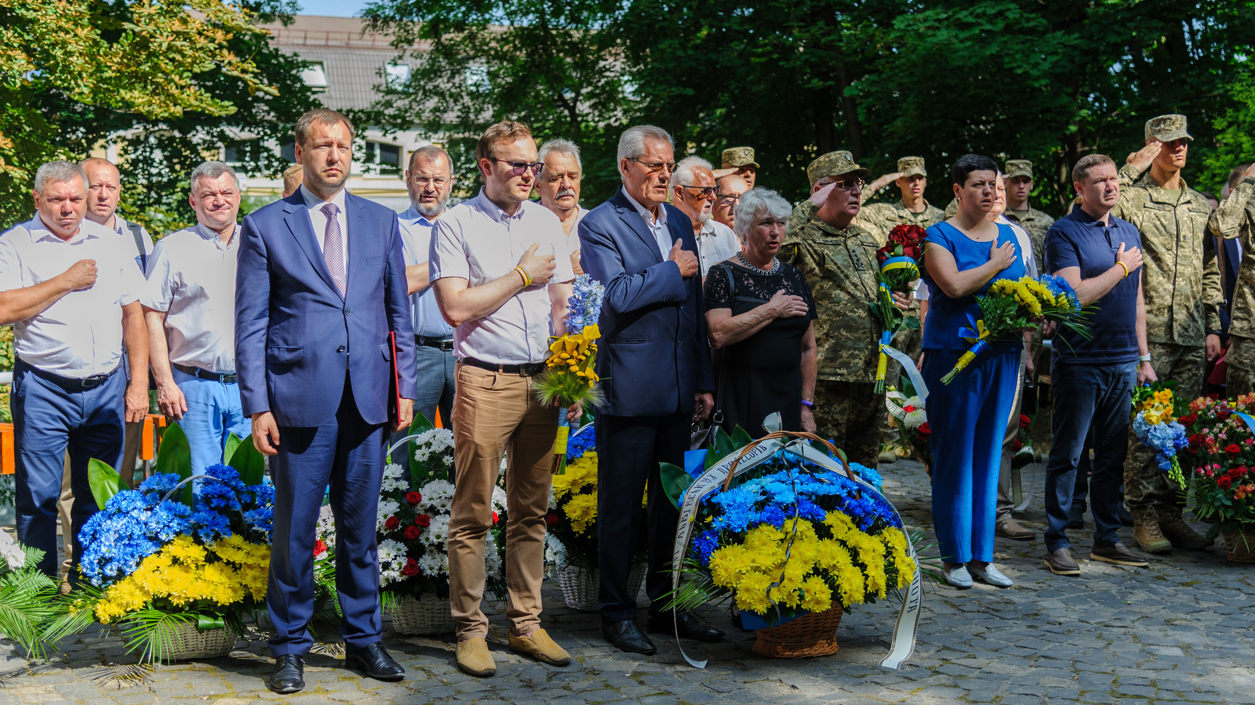 Фото із вшанування пам’яті розстріляних львівських науковців