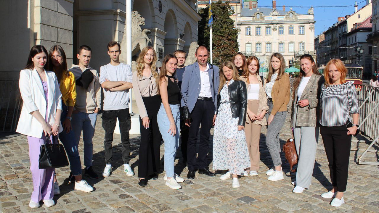 Фото із заходу