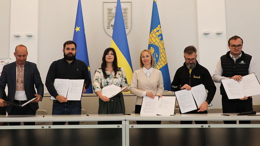 Фото з підписання меморандуму