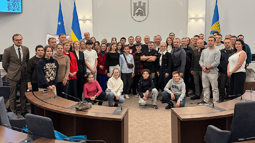 Фото із заходу