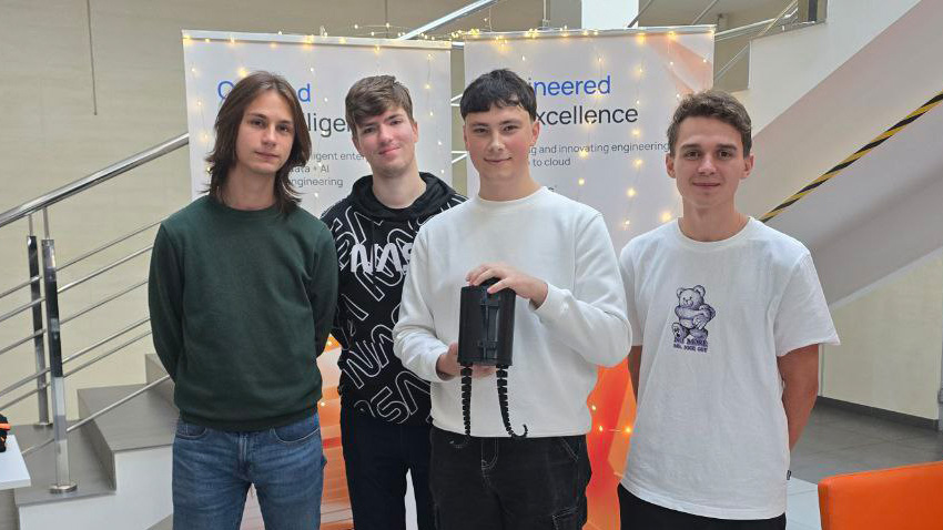 Фото із заходу