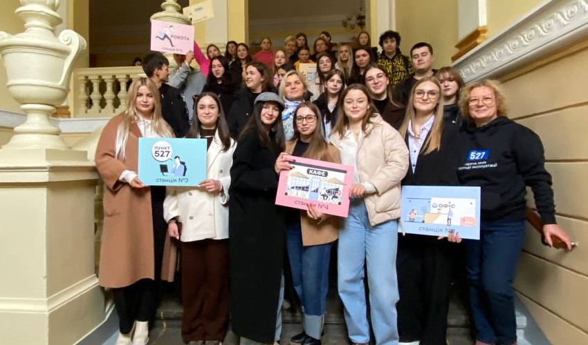 Фото із заходу