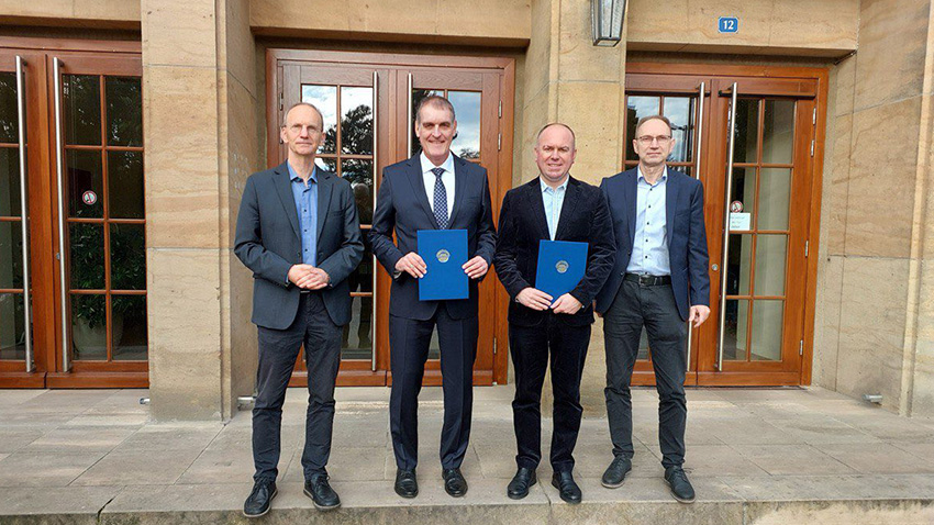 Фото з підписання угоди про співпрацю