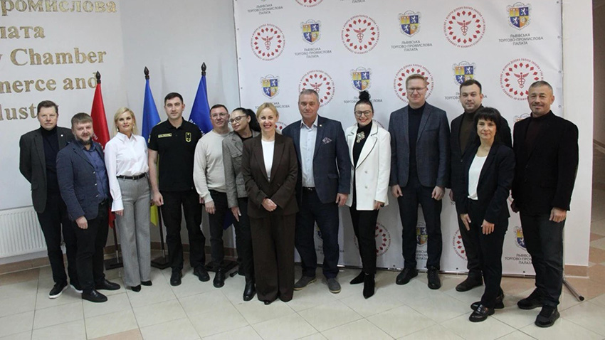 Фото із заходу