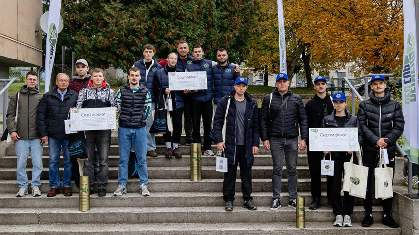 Фото із заходу