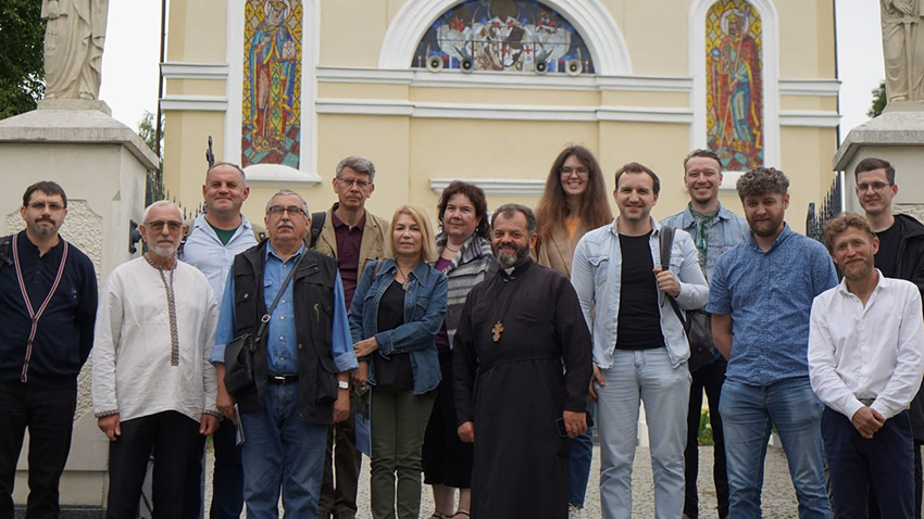 Фото із заходу