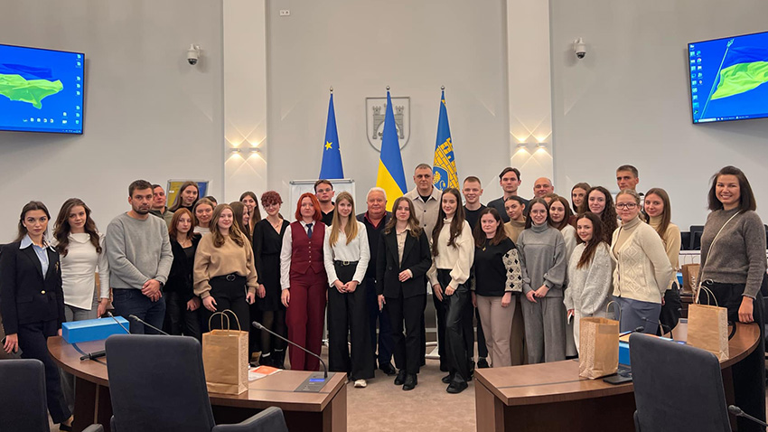 Фото із заходу