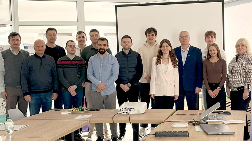 Фото із заходу