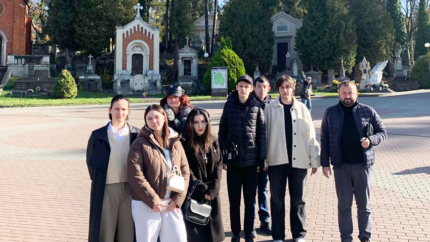 Фото із заходу