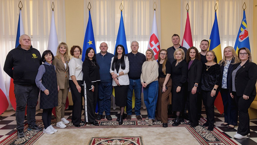 Фото із заходу