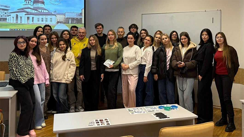 Фото із заходу