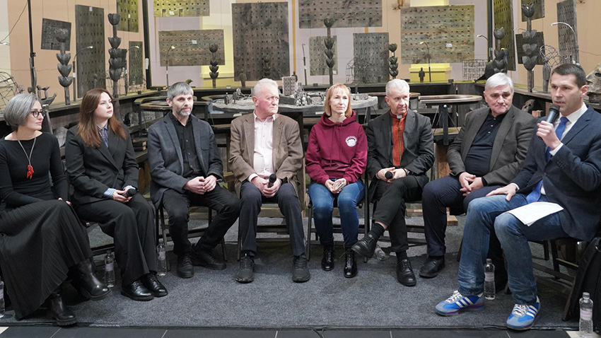 Фото із заходу