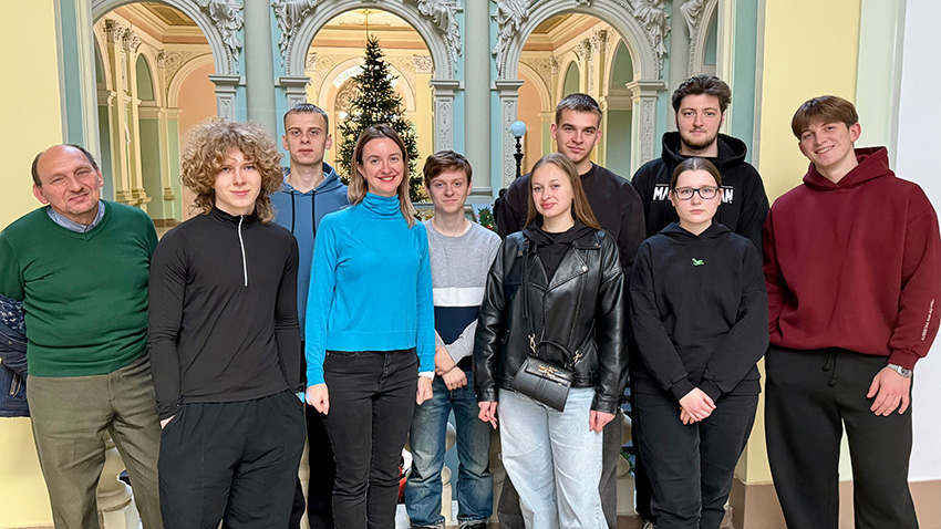 Фото із заходу