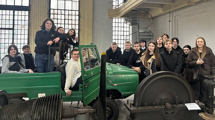 Фото із заходу