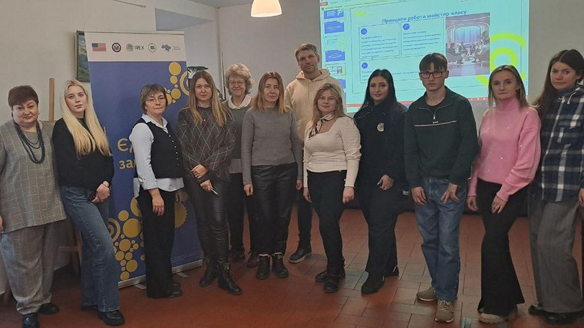 Фото із заходу