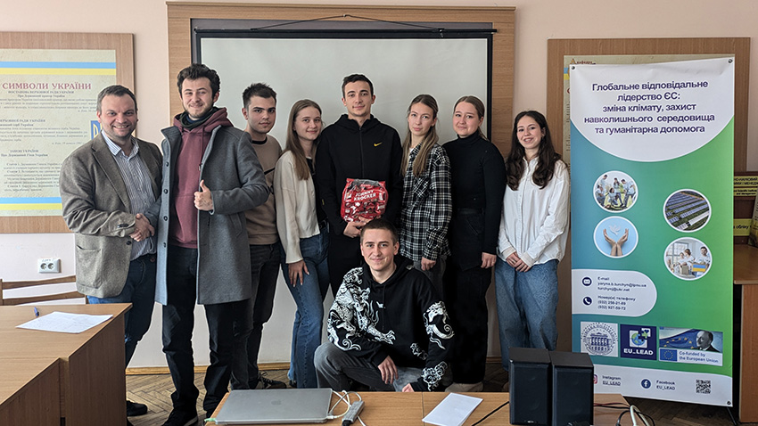 Фото із заходу