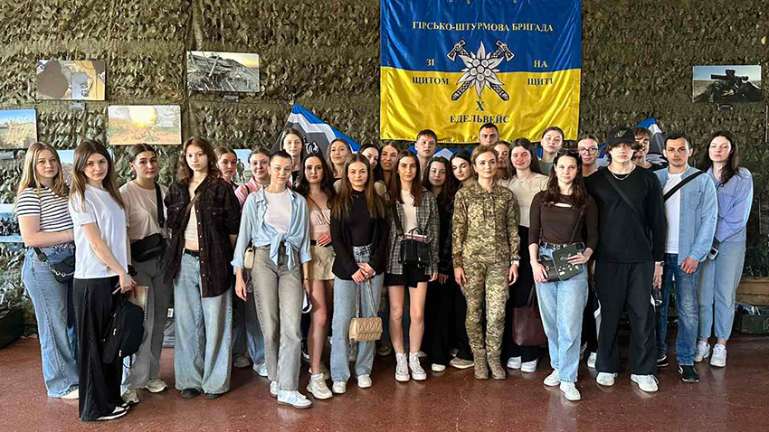 Фото із заходу