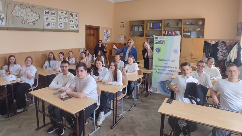 Фото із заходу