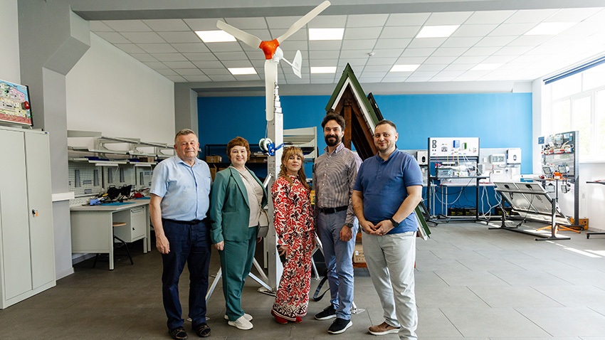 Фото із заходу