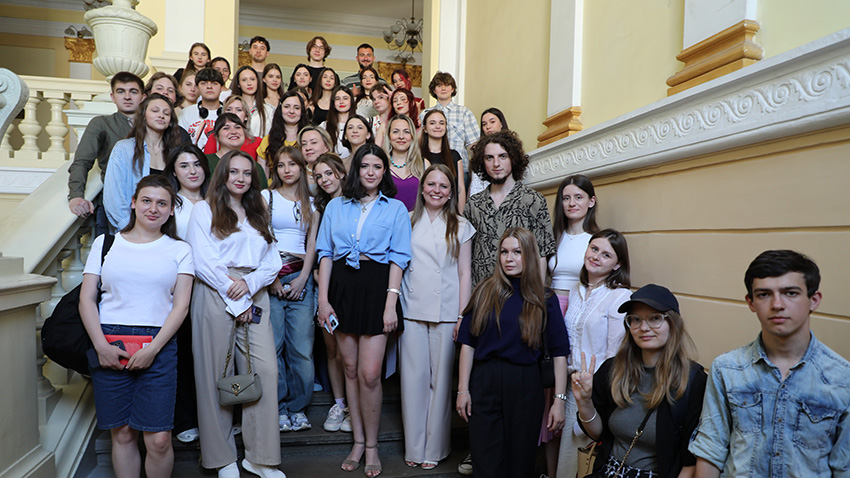 Фото із заходу