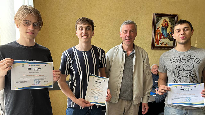 Фото з нагородження переможців конкурсу