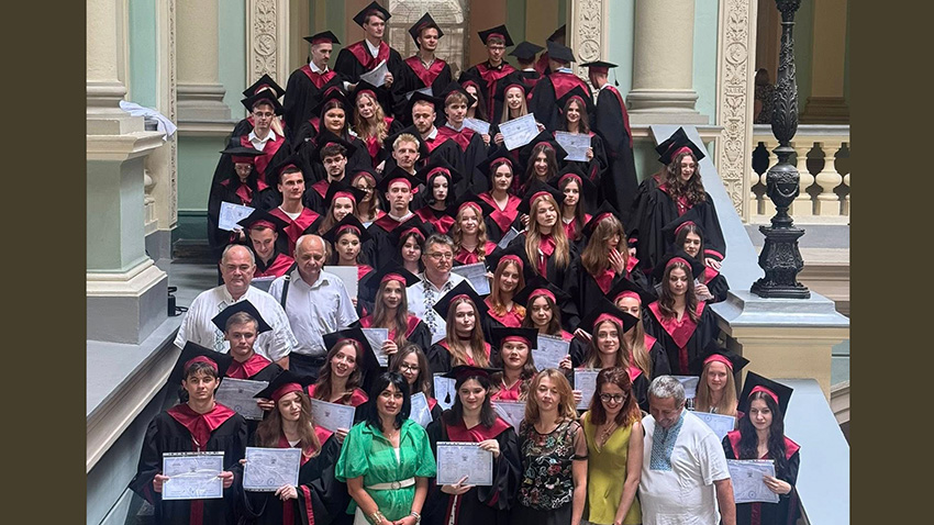 Фото із вручення дипломів