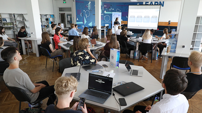 Фото з відкриття школи