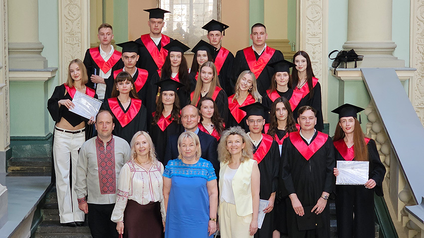 Фото із вручення дипломів