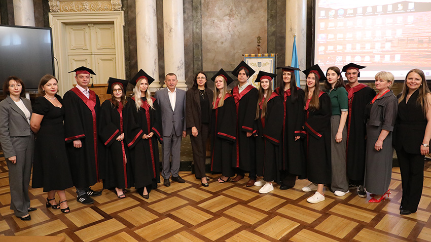 Фото із вручення дипломів