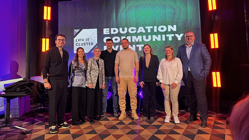 Фото із заходу