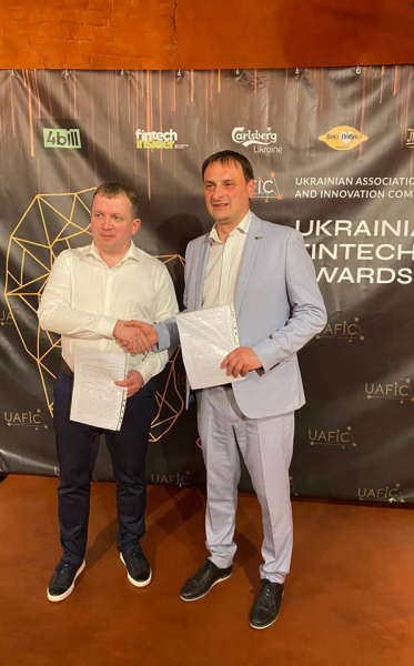 Фото з підписання угоди про співпрацю