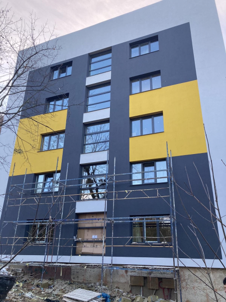 Елементи фасаду гуртожитку № 3, де виконують роботи