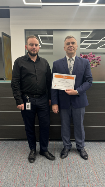 Фото із вручення сертифіката