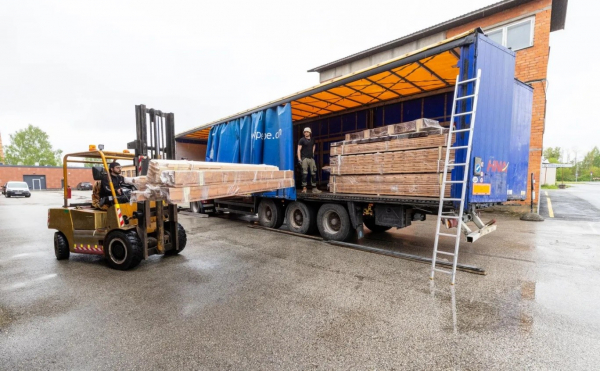 Maaülikooli ehitusinsenerid laadisid rekale üle tuhande puitdetaili, et teisipäeva hommikul Lvivi poole teele asuda