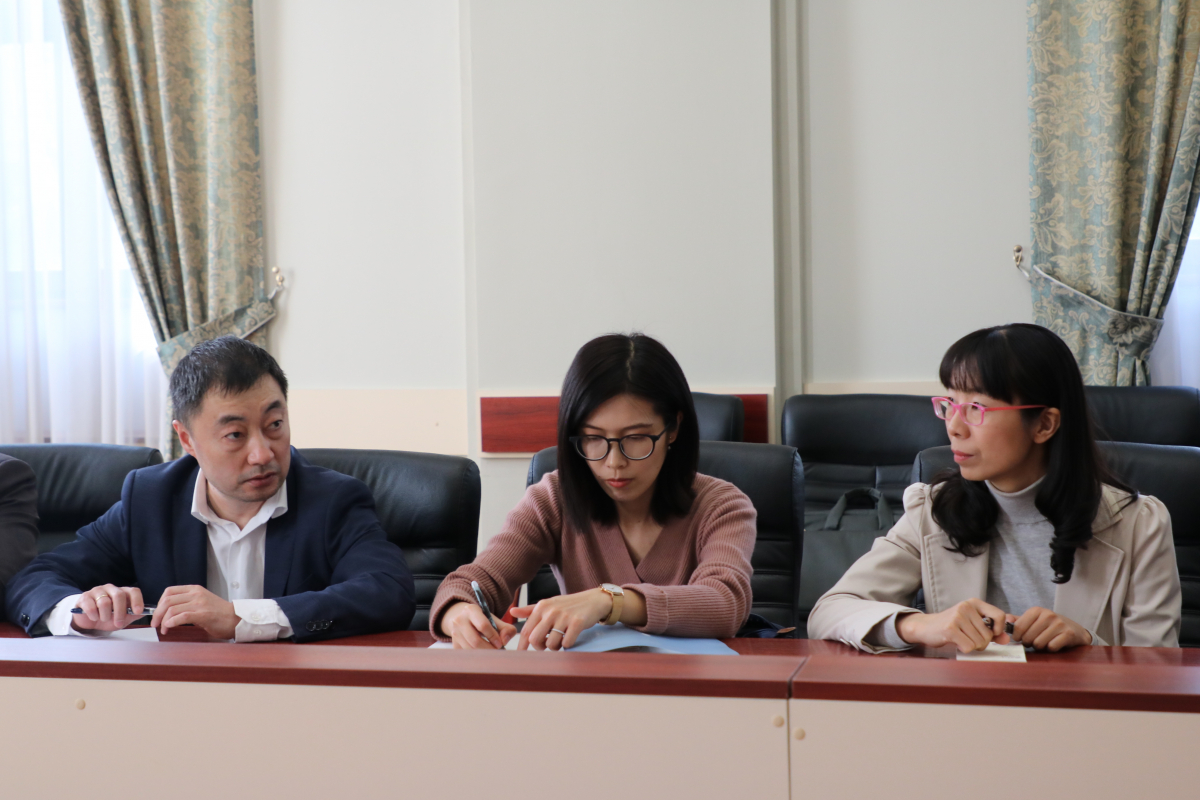 на зустрічі з делегацією з Китаю