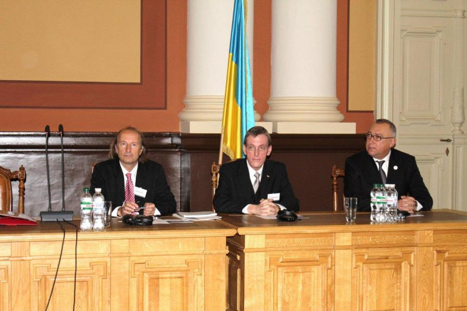 на симпозіумі з проблем сучасної архітектури та містобудування