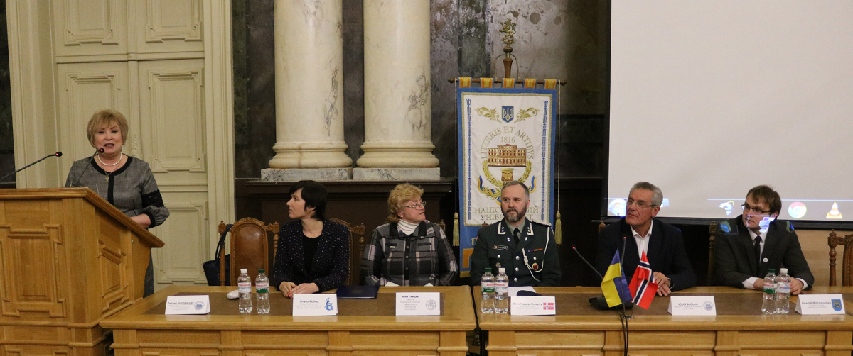 Днями в Актовій залі головного корпусу Національного університету «Львівська політехніка» відбулося урочисте вручення документів про завершення курсів перепідготовки колишнім військовослужбовцям Збройних сил України та членам їх родин. Це навчання впродовж кількох останніх років проводиться у рамках проекту «Україна-Норвегія».  Програма соціальної адаптації військовослужбовців завдяки Королівству Норвегії діє в Україні з 2003 року. За цей час професійну перепідготовку пройшли майже 9000 осіб. Програма пропо