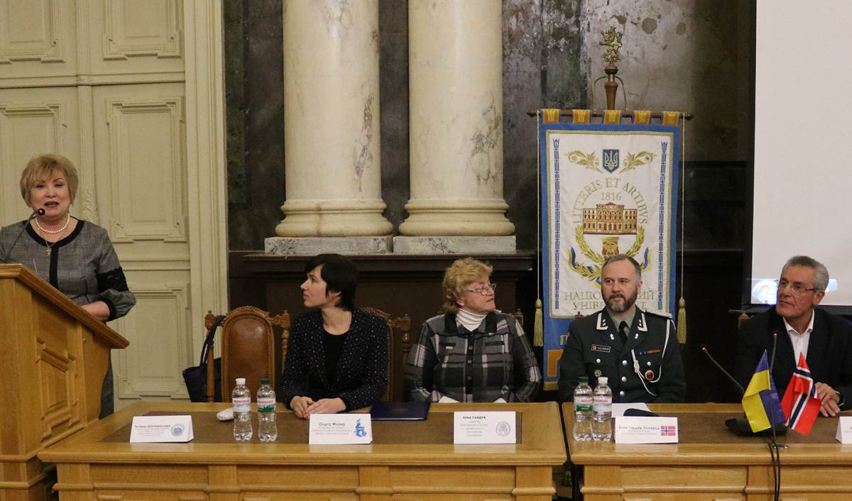 Днями в Актовій залі головного корпусу Національного університету «Львівська політехніка» відбулося урочисте вручення документів про завершення курсів перепідготовки колишнім військовослужбовцям Збройних сил України та членам їх родин. Це навчання впродовж кількох останніх років проводиться у рамках проекту «Україна-Норвегія».  Програма соціальної адаптації військовослужбовців завдяки Королівству Норвегії діє в Україні з 2003 року. За цей час професійну перепідготовку пройшли майже 9000 осіб. Програма пропо