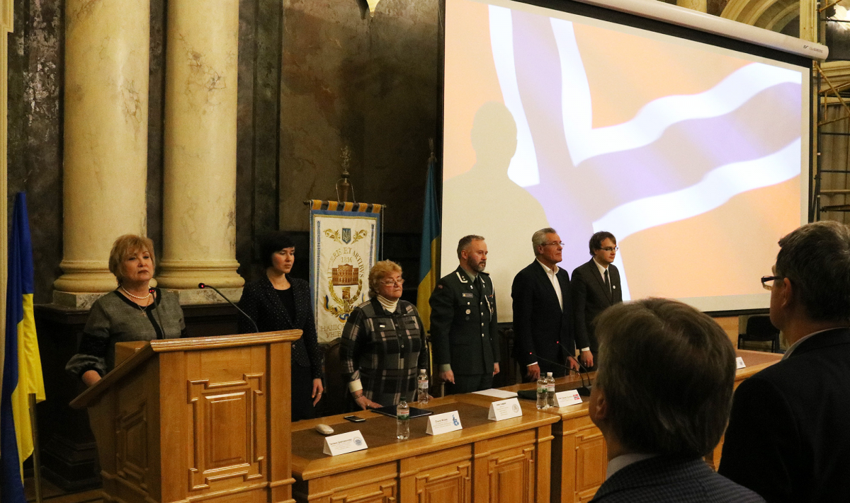 Днями в Актовій залі головного корпусу Національного університету «Львівська політехніка» відбулося урочисте вручення документів про завершення курсів перепідготовки колишнім військовослужбовцям Збройних сил України та членам їх родин. Це навчання впродовж кількох останніх років проводиться у рамках проекту «Україна-Норвегія».  Програма соціальної адаптації військовослужбовців завдяки Королівству Норвегії діє в Україні з 2003 року. За цей час професійну перепідготовку пройшли майже 9000 осіб. Програма пропо