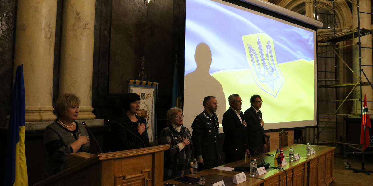 Днями в Актовій залі головного корпусу Національного університету «Львівська політехніка» відбулося урочисте вручення документів про завершення курсів перепідготовки колишнім військовослужбовцям Збройних сил України та членам їх родин. Це навчання впродовж кількох останніх років проводиться у рамках проекту «Україна-Норвегія».  Програма соціальної адаптації військовослужбовців завдяки Королівству Норвегії діє в Україні з 2003 року. За цей час професійну перепідготовку пройшли майже 9000 осіб. Програма пропо