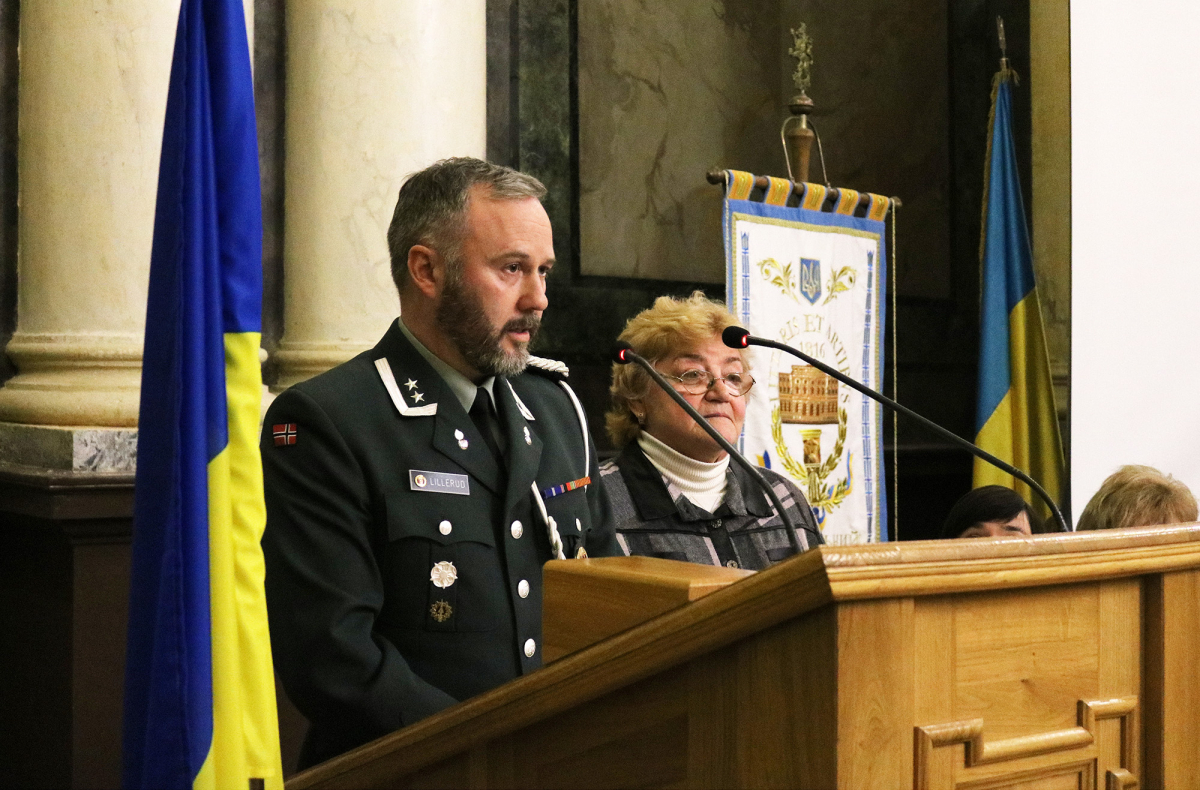 Днями в Актовій залі головного корпусу Національного університету «Львівська політехніка» відбулося урочисте вручення документів про завершення курсів перепідготовки колишнім військовослужбовцям Збройних сил України та членам їх родин. Це навчання впродовж кількох останніх років проводиться у рамках проекту «Україна-Норвегія».  Програма соціальної адаптації військовослужбовців завдяки Королівству Норвегії діє в Україні з 2003 року. За цей час професійну перепідготовку пройшли майже 9000 осіб. Програма пропо