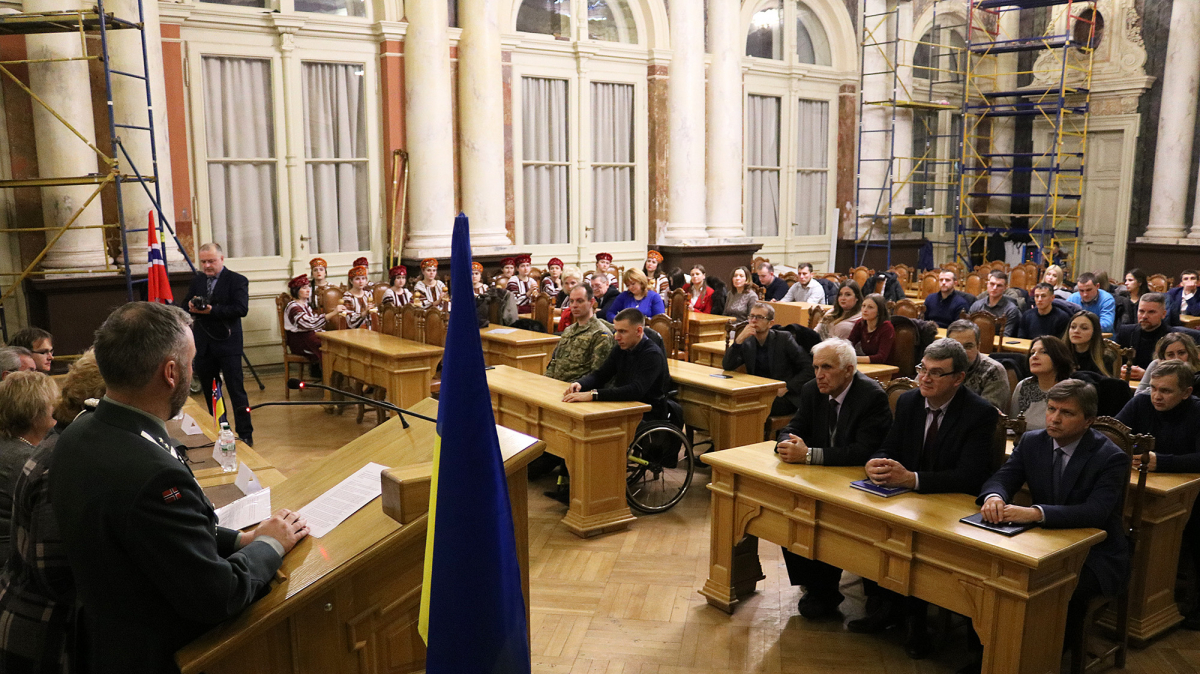 Днями в Актовій залі головного корпусу Національного університету «Львівська політехніка» відбулося урочисте вручення документів про завершення курсів перепідготовки колишнім військовослужбовцям Збройних сил України та членам їх родин. Це навчання впродовж кількох останніх років проводиться у рамках проекту «Україна-Норвегія».  Програма соціальної адаптації військовослужбовців завдяки Королівству Норвегії діє в Україні з 2003 року. За цей час професійну перепідготовку пройшли майже 9000 осіб. Програма пропо
