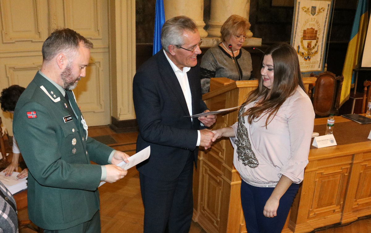 Днями в Актовій залі головного корпусу Національного університету «Львівська політехніка» відбулося урочисте вручення документів про завершення курсів перепідготовки колишнім військовослужбовцям Збройних сил України та членам їх родин. Це навчання впродовж кількох останніх років проводиться у рамках проекту «Україна-Норвегія».  Програма соціальної адаптації військовослужбовців завдяки Королівству Норвегії діє в Україні з 2003 року. За цей час професійну перепідготовку пройшли майже 9000 осіб. Програма пропо