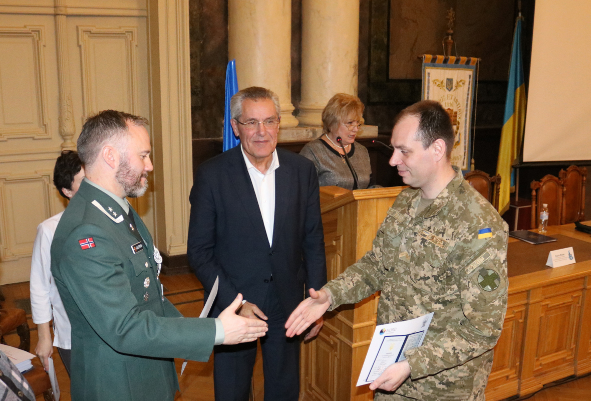 Днями в Актовій залі головного корпусу Національного університету «Львівська політехніка» відбулося урочисте вручення документів про завершення курсів перепідготовки колишнім військовослужбовцям Збройних сил України та членам їх родин. Це навчання впродовж кількох останніх років проводиться у рамках проекту «Україна-Норвегія».  Програма соціальної адаптації військовослужбовців завдяки Королівству Норвегії діє в Україні з 2003 року. За цей час професійну перепідготовку пройшли майже 9000 осіб. Програма пропо