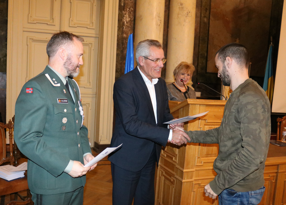 Днями в Актовій залі головного корпусу Національного університету «Львівська політехніка» відбулося урочисте вручення документів про завершення курсів перепідготовки колишнім військовослужбовцям Збройних сил України та членам їх родин. Це навчання впродовж кількох останніх років проводиться у рамках проекту «Україна-Норвегія».  Програма соціальної адаптації військовослужбовців завдяки Королівству Норвегії діє в Україні з 2003 року. За цей час професійну перепідготовку пройшли майже 9000 осіб. Програма пропо