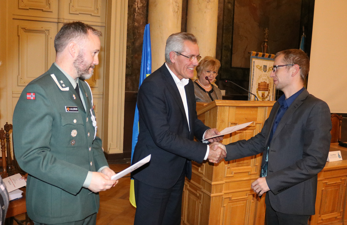 Днями в Актовій залі головного корпусу Національного університету «Львівська політехніка» відбулося урочисте вручення документів про завершення курсів перепідготовки колишнім військовослужбовцям Збройних сил України та членам їх родин. Це навчання впродовж кількох останніх років проводиться у рамках проекту «Україна-Норвегія».  Програма соціальної адаптації військовослужбовців завдяки Королівству Норвегії діє в Україні з 2003 року. За цей час професійну перепідготовку пройшли майже 9000 осіб. Програма пропо